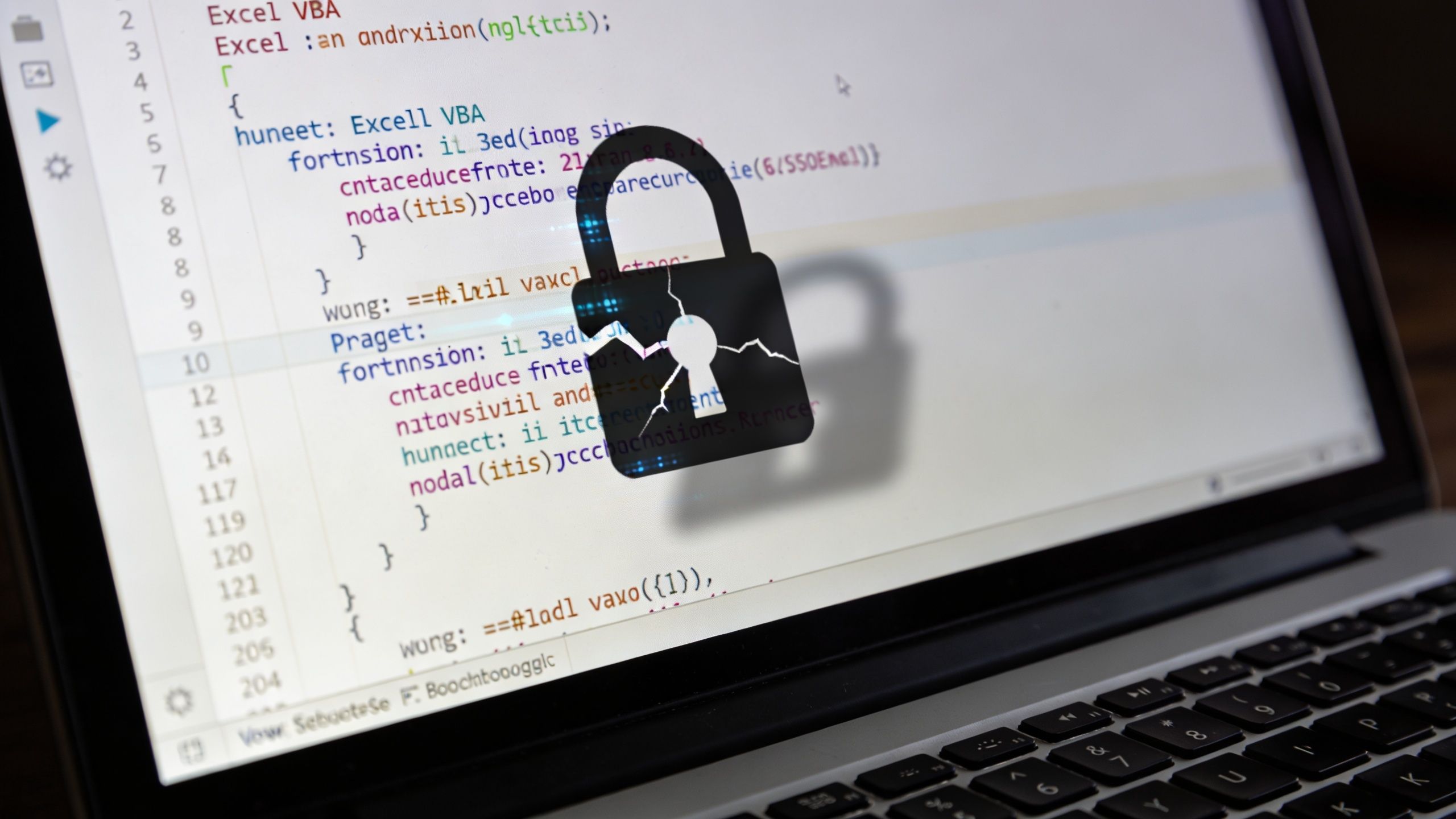 Ein Laptop-Bildschirm zeigt VBA-Programmiercode mit einem darüber gelegten symbolischen, aufgebrochenen Vorhängeschloss für Datensicherheit.